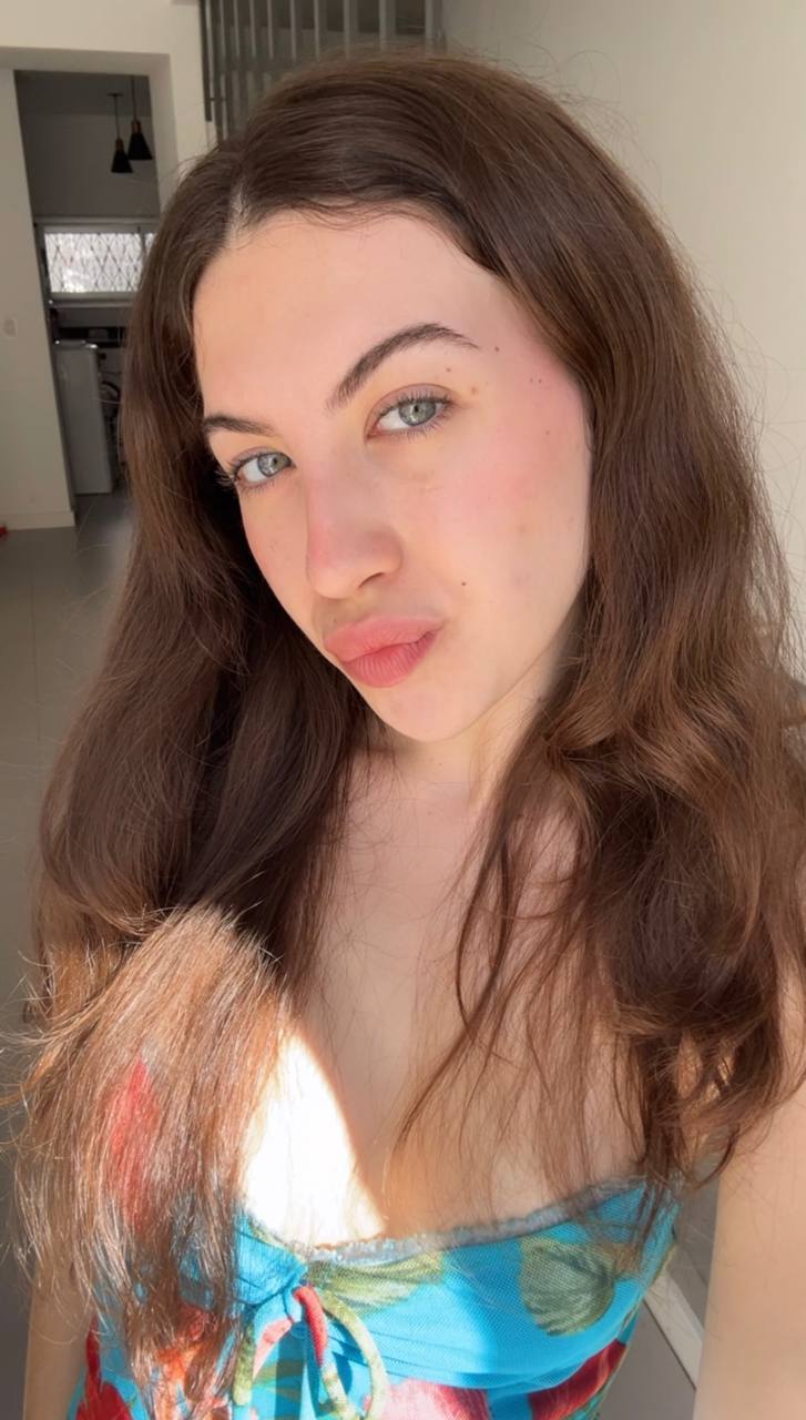 Nude girl Amber in St. Georges