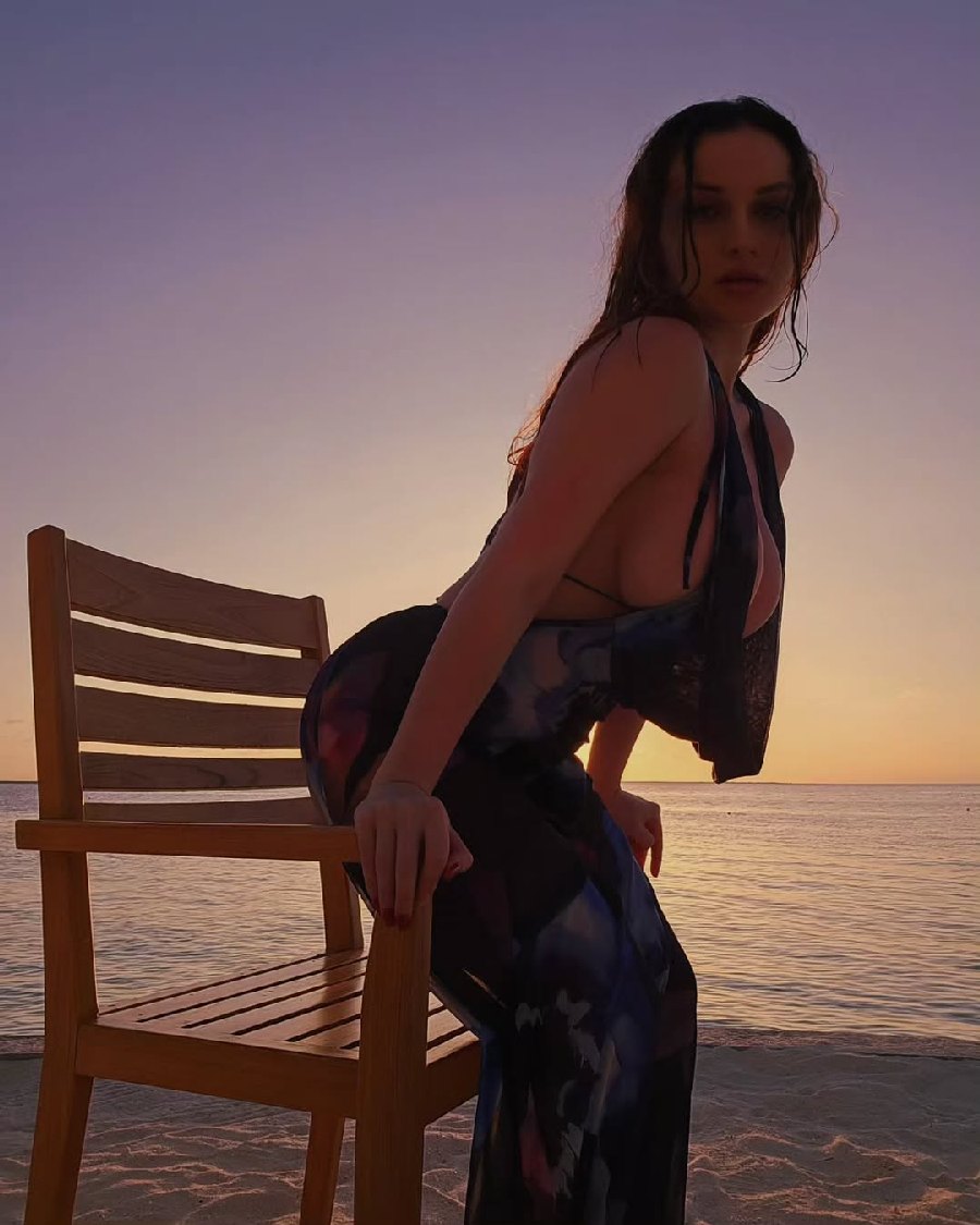 Sexy girl Miranda Faith nude in St. Georges