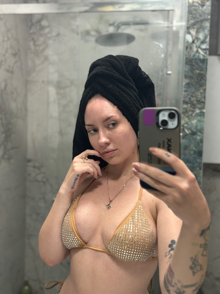 Nude girl KateV in St. Georges