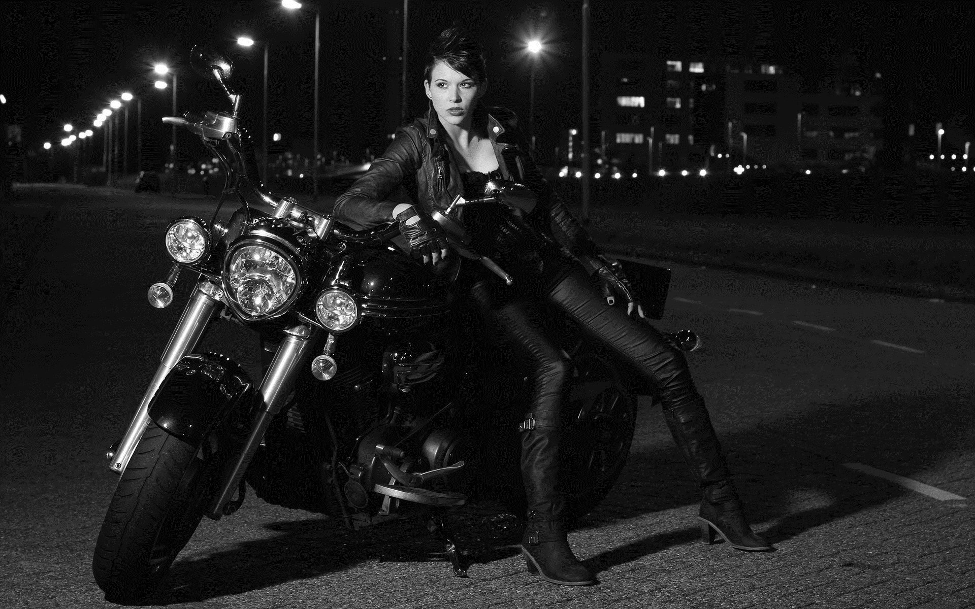 Photo Beautiful girls and motorcycles in St. Georges