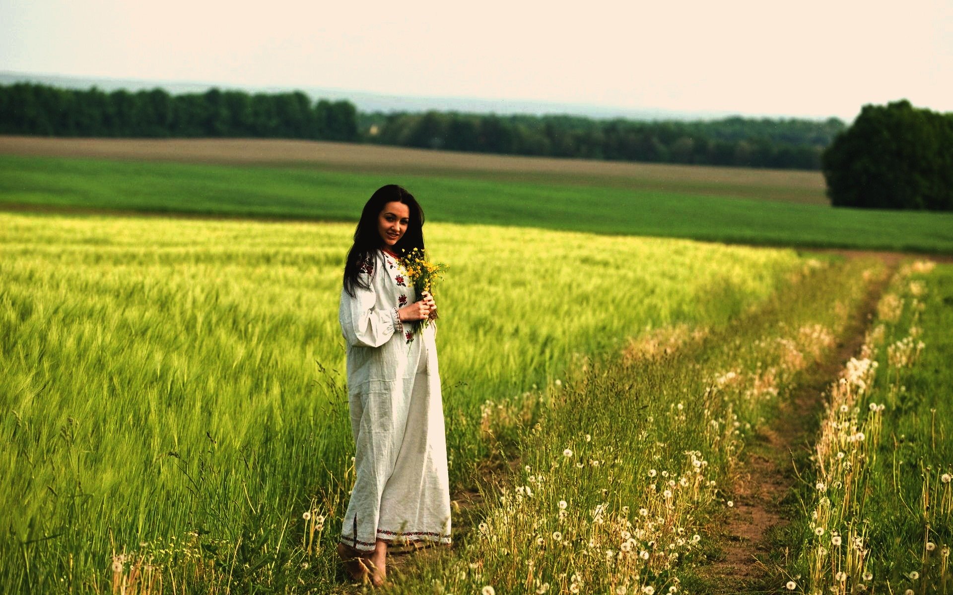 Women in Slavic costumes in St. Georges