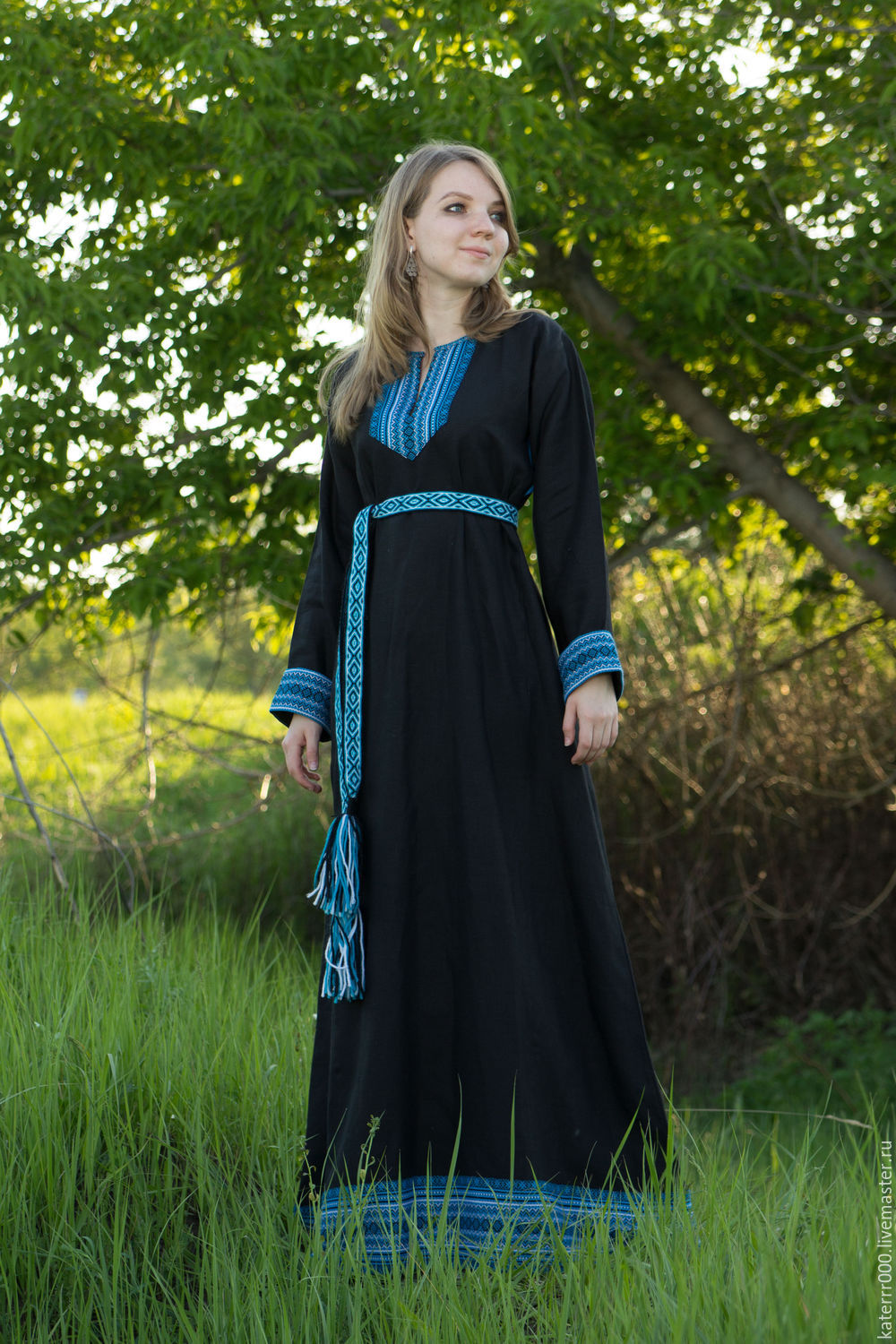 Women in Slavic costumes in St. Georges