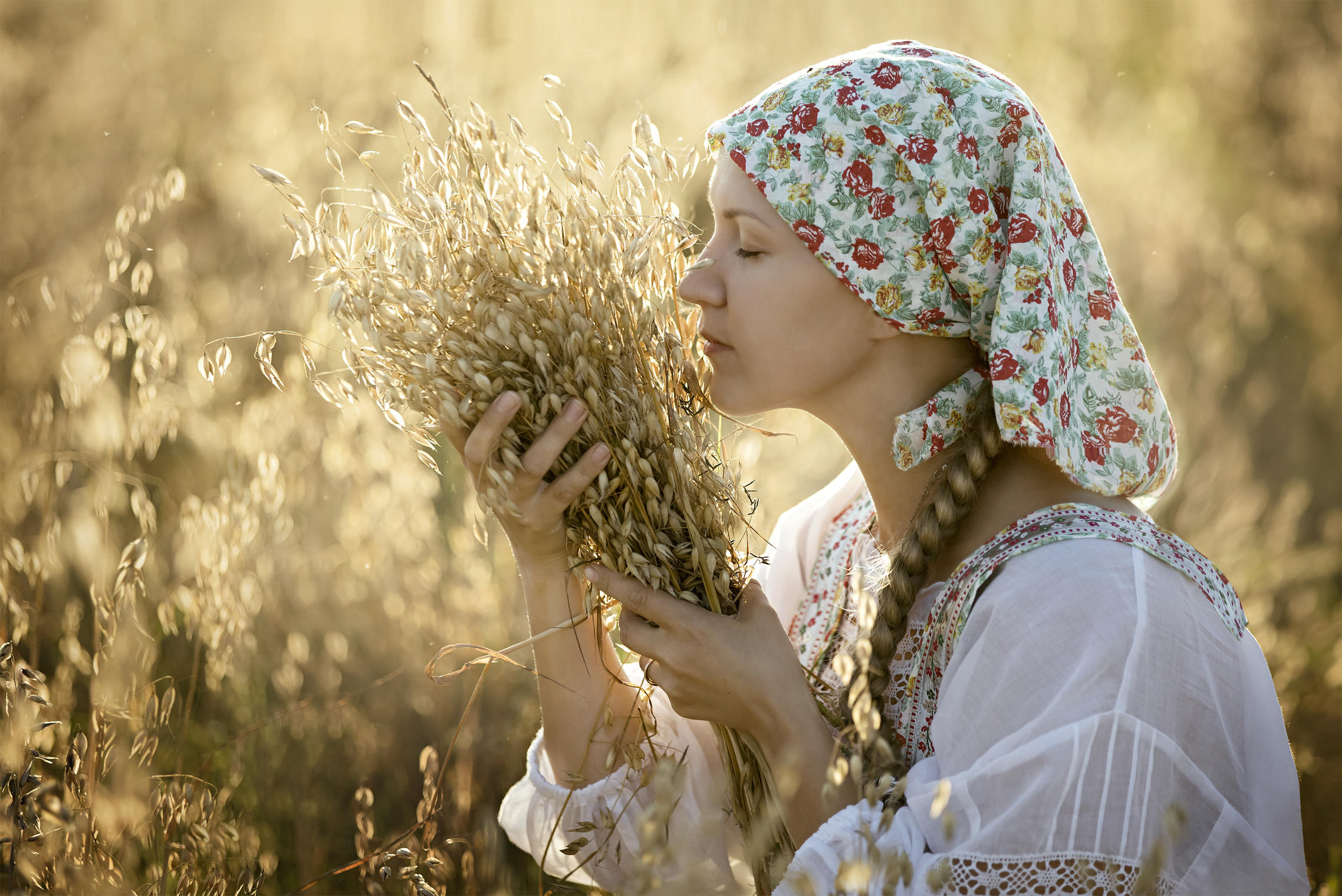Photo Women in Slavic costumes in St. Georges