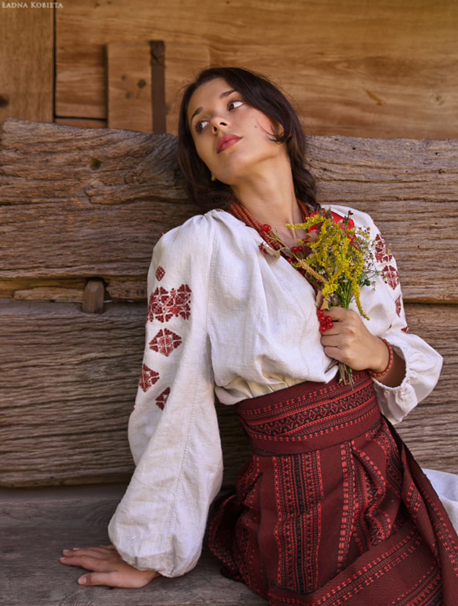 Girls in Slavic costumes in St. Georges
