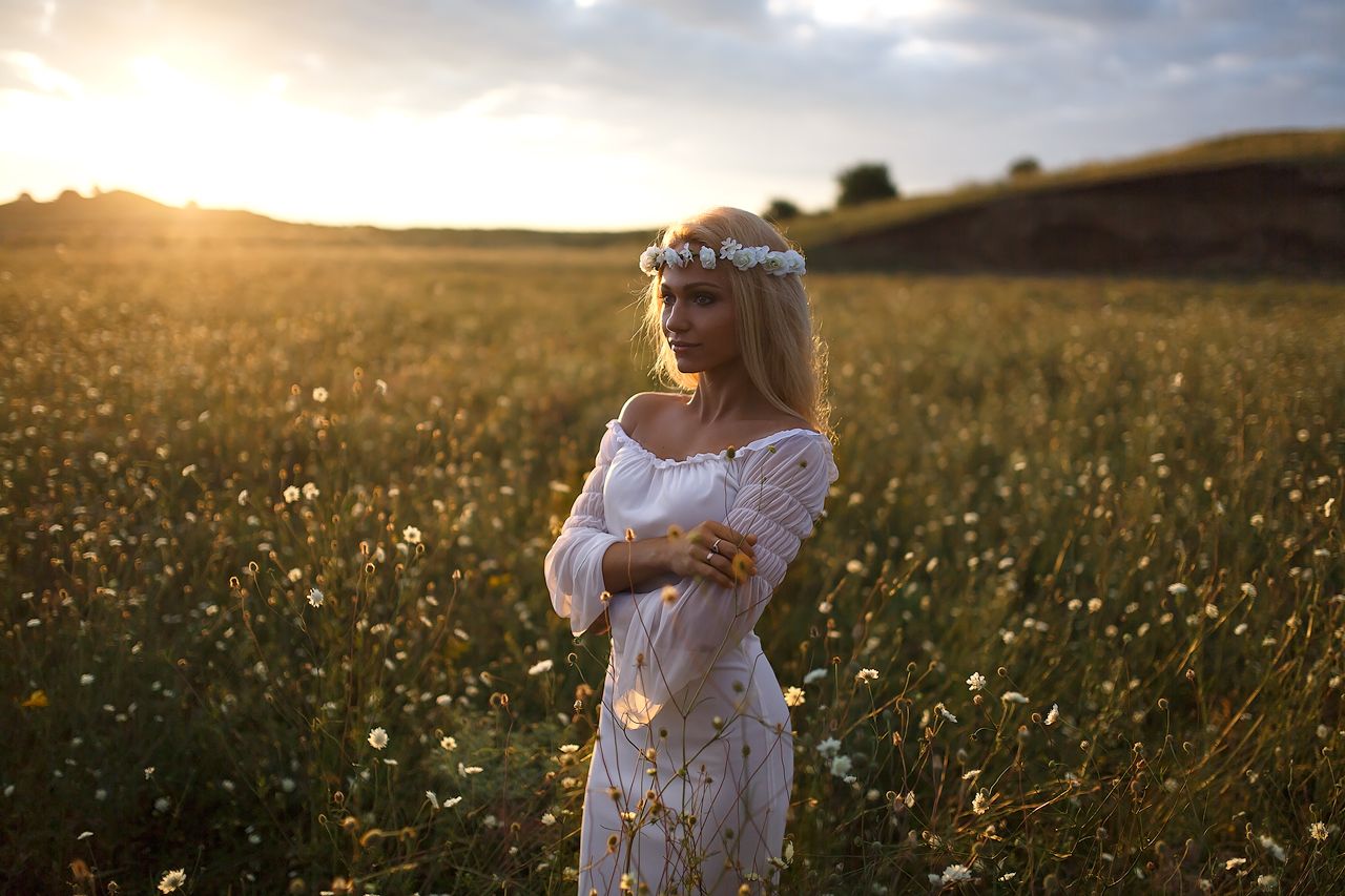 Girls in Slavic costumes in St. Georges